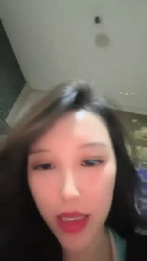绿帽男女辅助富豪单男，178胸模「早川奈子」小骚货在KTV被单男猥亵，去酒店的出租车上吃鸡巴
