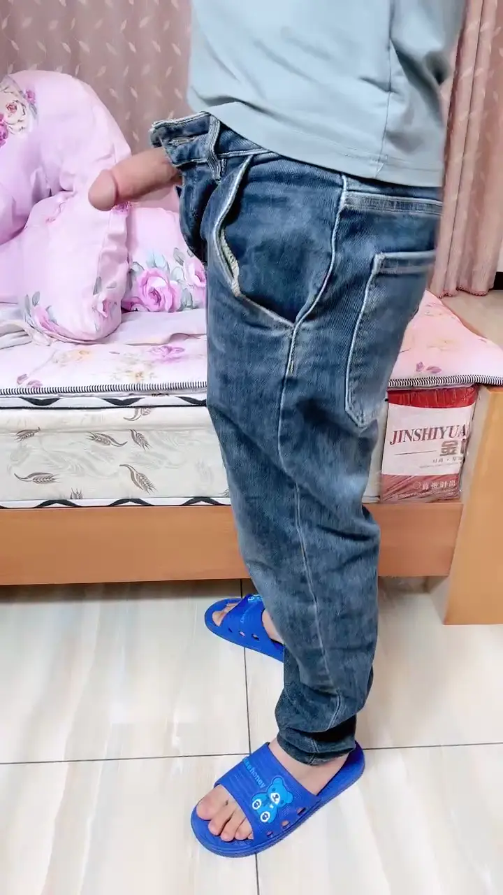 劇情演繹】小夥子趁後面熟睡掏出大屌各種玩弄騷穴 沒想到醒來直接推動插入大屌征服,超爽了啥子姿勢都可以