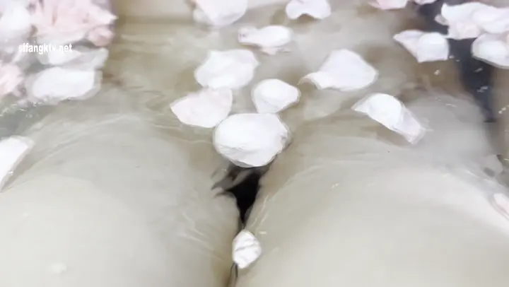 推特極品網紅巨乳女神【九兒溫柔妹妹】定製私拍,與閨蜜泡欲誘惑互摸百合裸舞COS警服