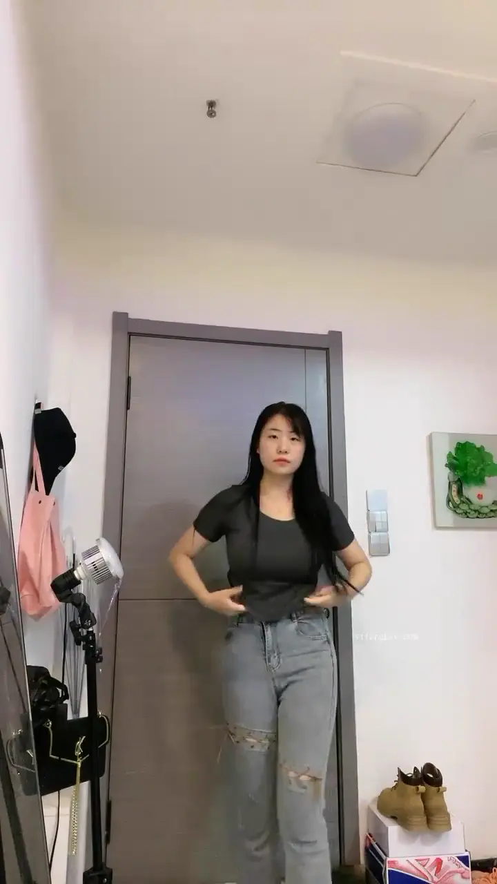 【00後超級胸】哇塞！這奶子好大啊~又白又大~✨✨✨--好像是個美術生，畫畫挺漂亮的~！