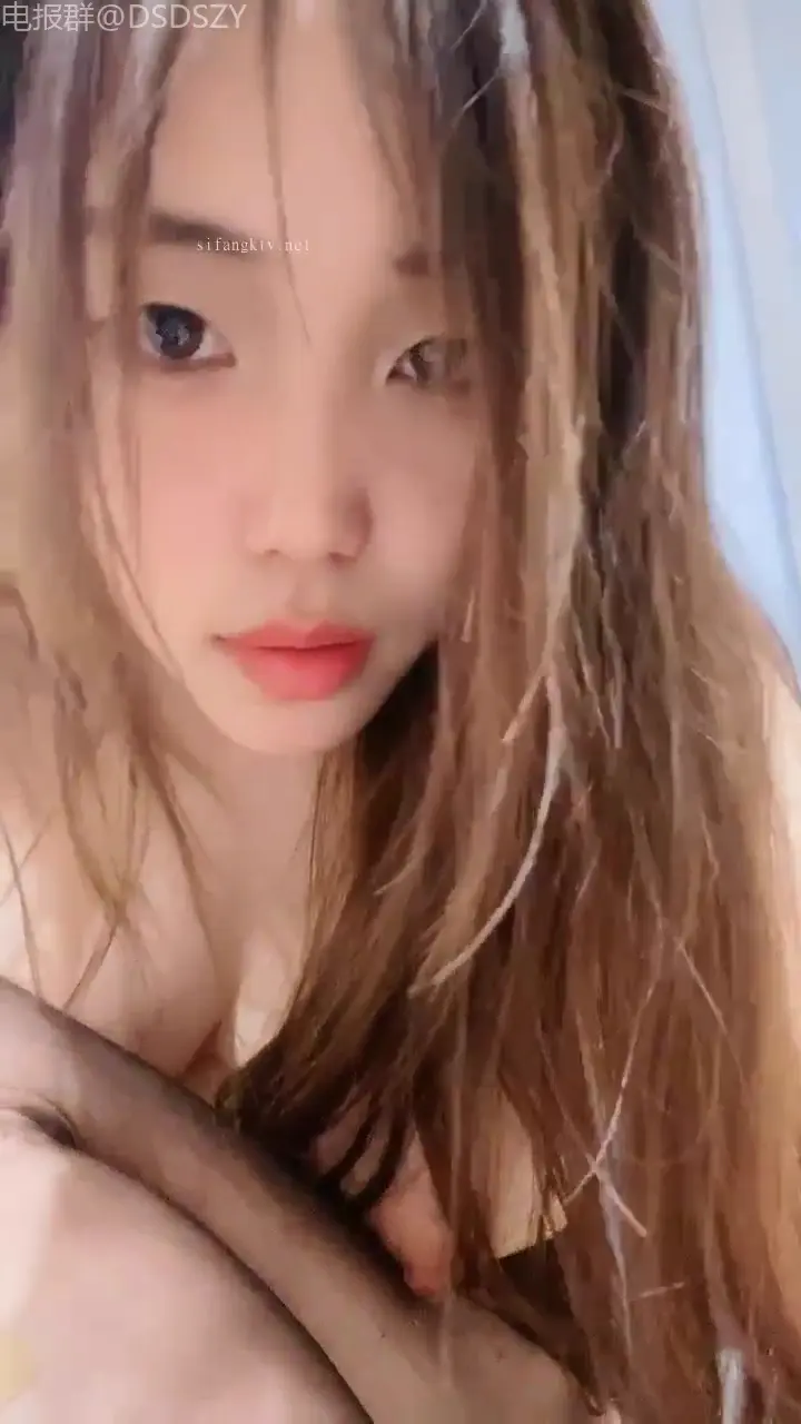 -黃色戰袍校花女神「甜奶汐」，讓人梆硬的身材，一看就是個淫婦，白虎饅頭逼，不幹個幾個小時滿足不了！【第十八彈