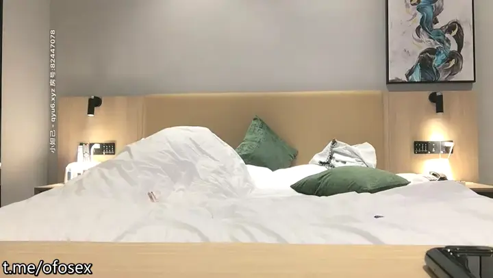 【#91約妹達人】有男朋友黑色長裙妹子,搞得時候給你物件打電話,按著脫下肉絲要自己脫內褲,操的妹子爽翻天