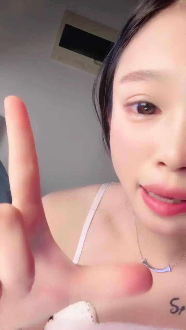 -瘋狂推薦!女神尺度突破,顏值小浪蹄子【北京妹妹】下海福利,臉穴同框,道具狂插,爽到噴水