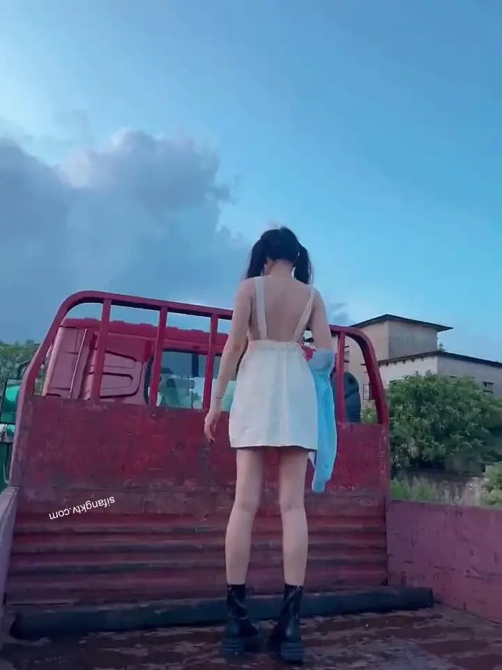 #極品女神 #貝貝 #廣深貝貝 極品在校學生女神『貝貝』和閨蜜被金主爸爸雙飛性愛私拍 極品JK蘿莉界的天花板
