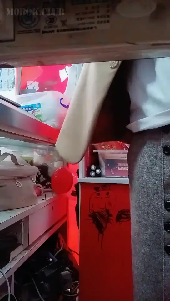 煙酒超市熟女老板娘太頂了,邊給顧客結賬,櫃臺下邊玩跳蛋露鮑,附近認識的老鐵來找我玩