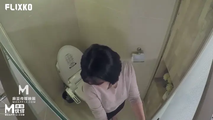 #麻豆傳媒 MFK-0064 淫慾爆發的廁所性愛