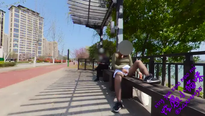【极限露出】路边大胆自慰，街上人来人往，旁边就坐着陌生人