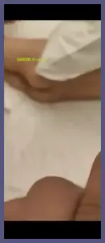 绿帽让兄弟勾引自己老婆,骚货都被两个男人脱光了还不让兄弟进入她骚逼,绿帽干脆按住她双手,兄弟趁机赶紧掏出肉棒把鸡巴插进去