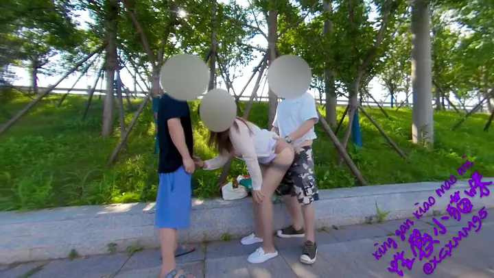 -最新流出,全網狂人,硬核戶外真實勾引騷女【性感小貓咪】33G付費⑤,綁在欄杆上被三個男人輪流操