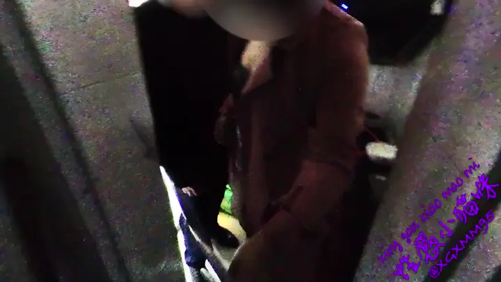 【勾引】超刺激,穿著性感內衣和露臀短裙,假裝在小超市逛街勾引老闆,老闆娘就在裡屋