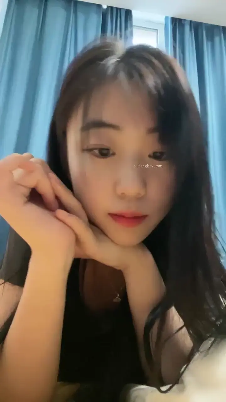 【00後超級胸】哇塞！這奶子好大啊~又白又大~✨✨✨--好像是個美術生，畫畫挺漂亮的~！