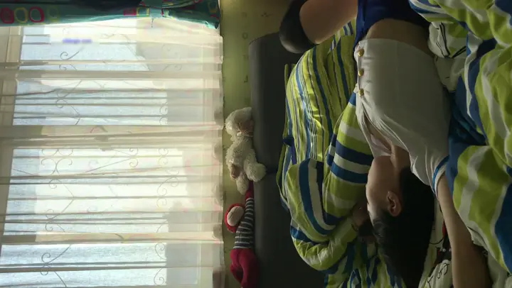 學院派女神級氣質短發美女背著閨蜜出租屋勾引她男友