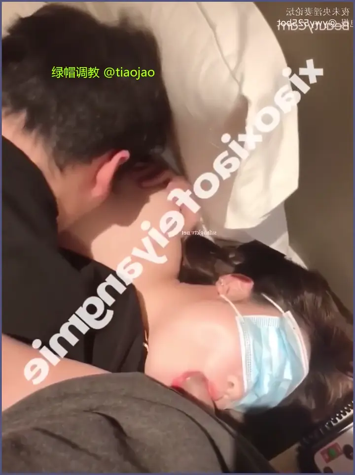 【精品绿帽】和远道而来的大学同学聚会,酒后同学想找女人。我说不就是找个逼来给你套一下鸡巴吗?我们带你嫂子去你酒店就是,用你嫂子的骚逼发泄一下。外面找的女人逼不干净。同学很是震惊